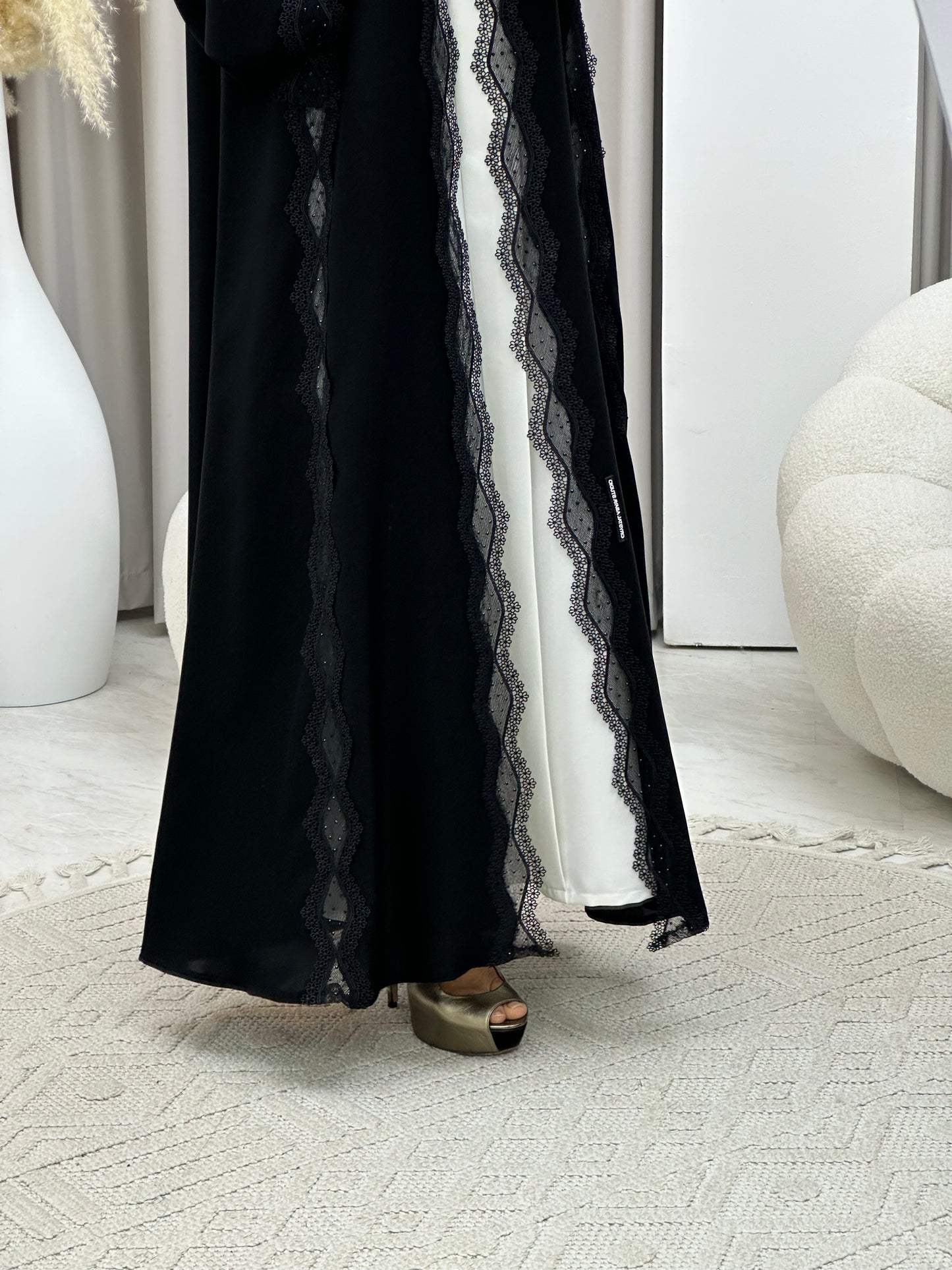 C 0454 Black Classic Lace Abaya