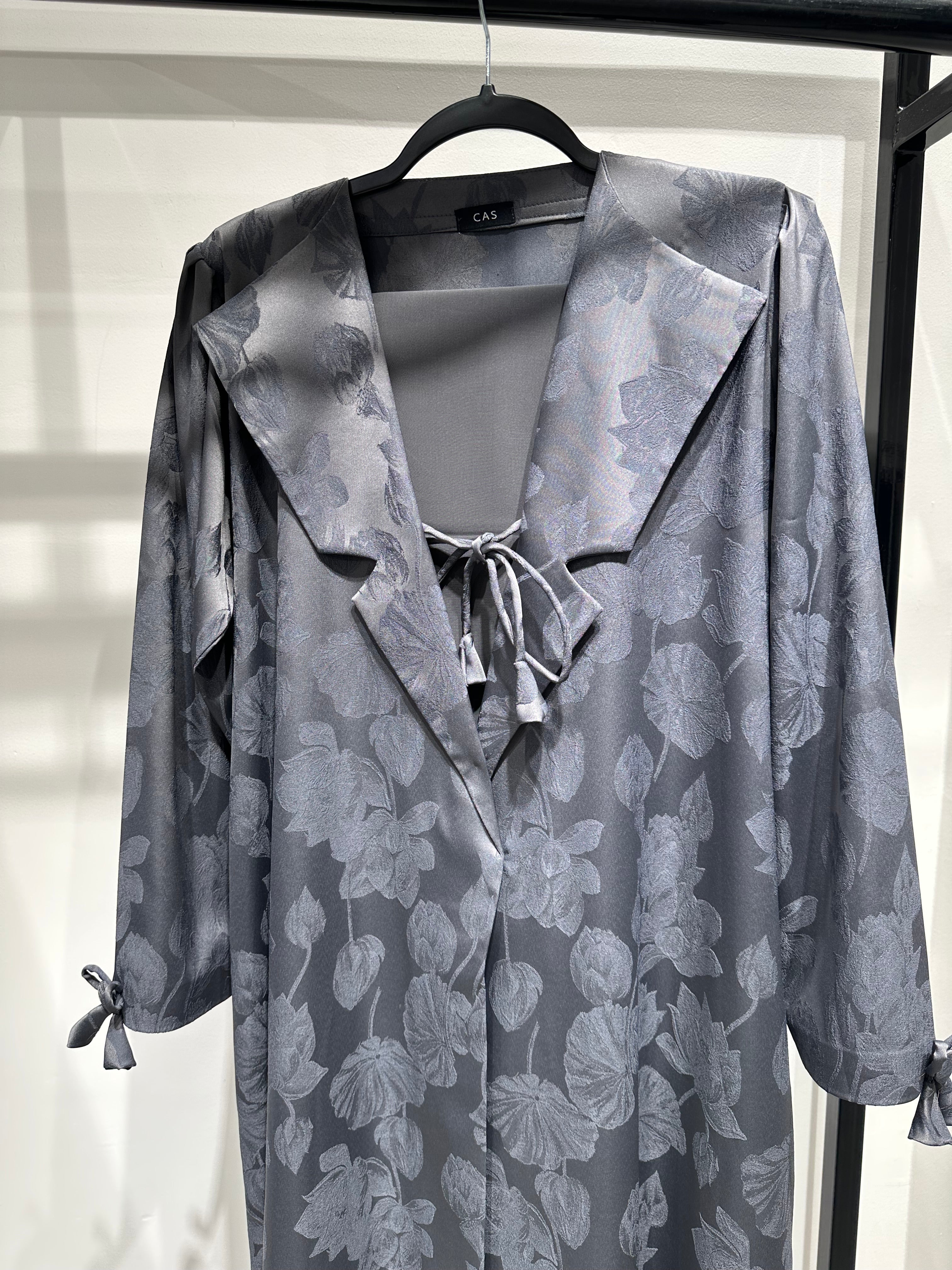 عباية مطبوعة بنقشة زنبق أسود C 1254