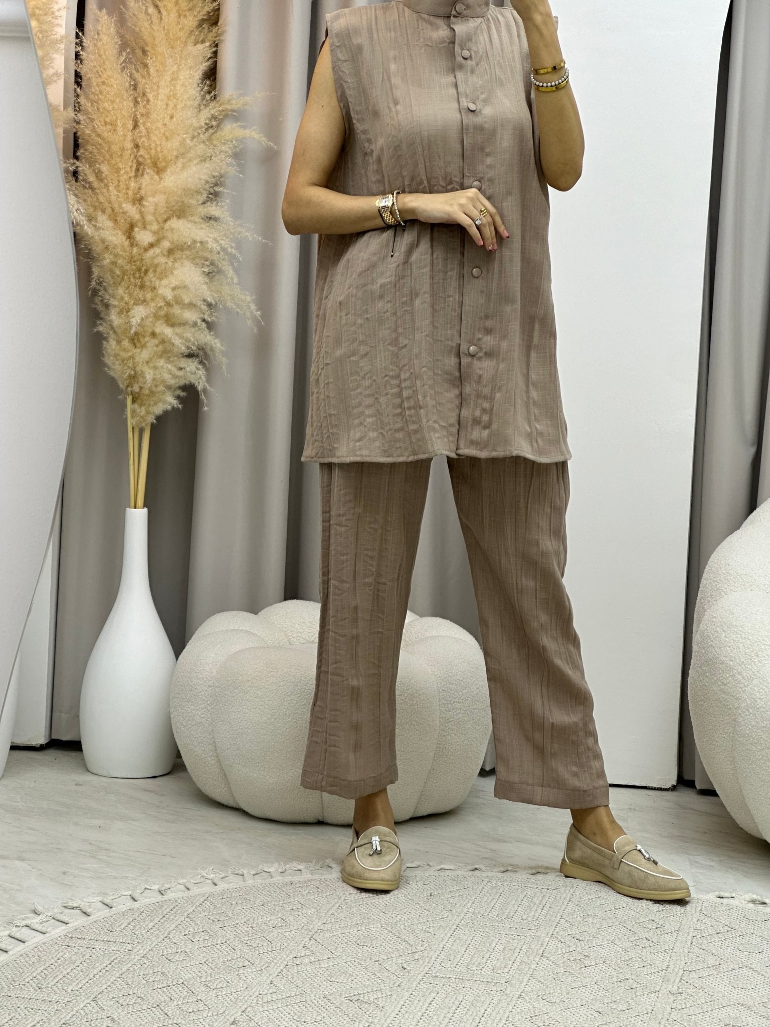 C 0008 - 02 Tan Summer Pleated Linen Travel Set