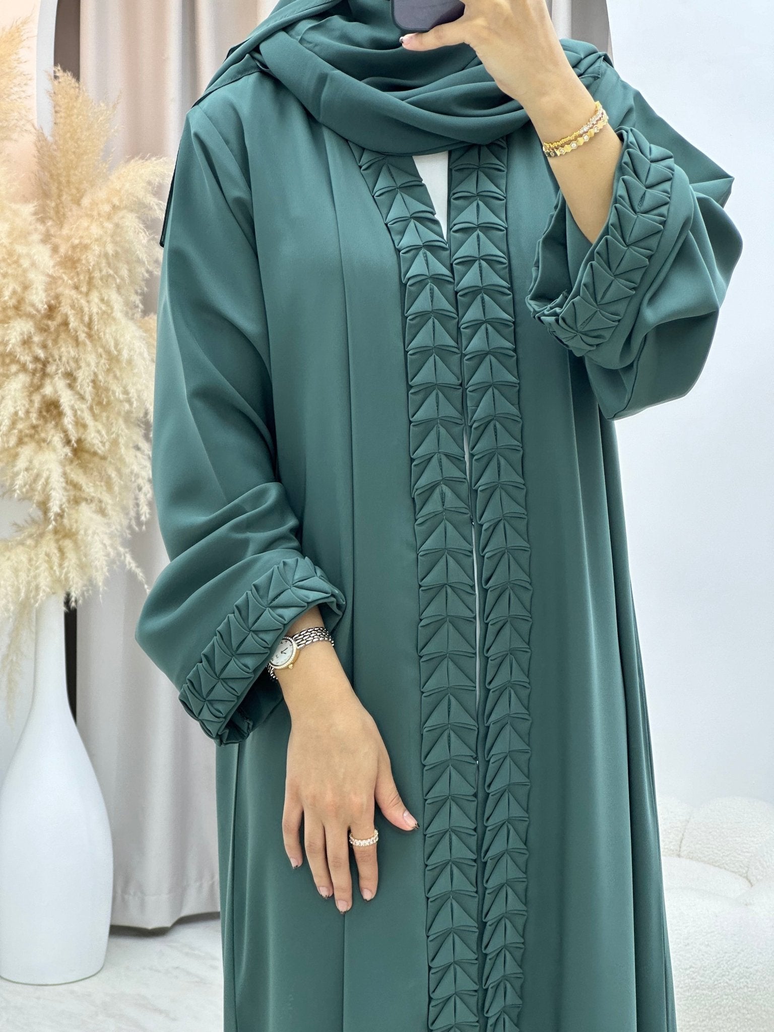 C 0172 Triangle Green Abaya