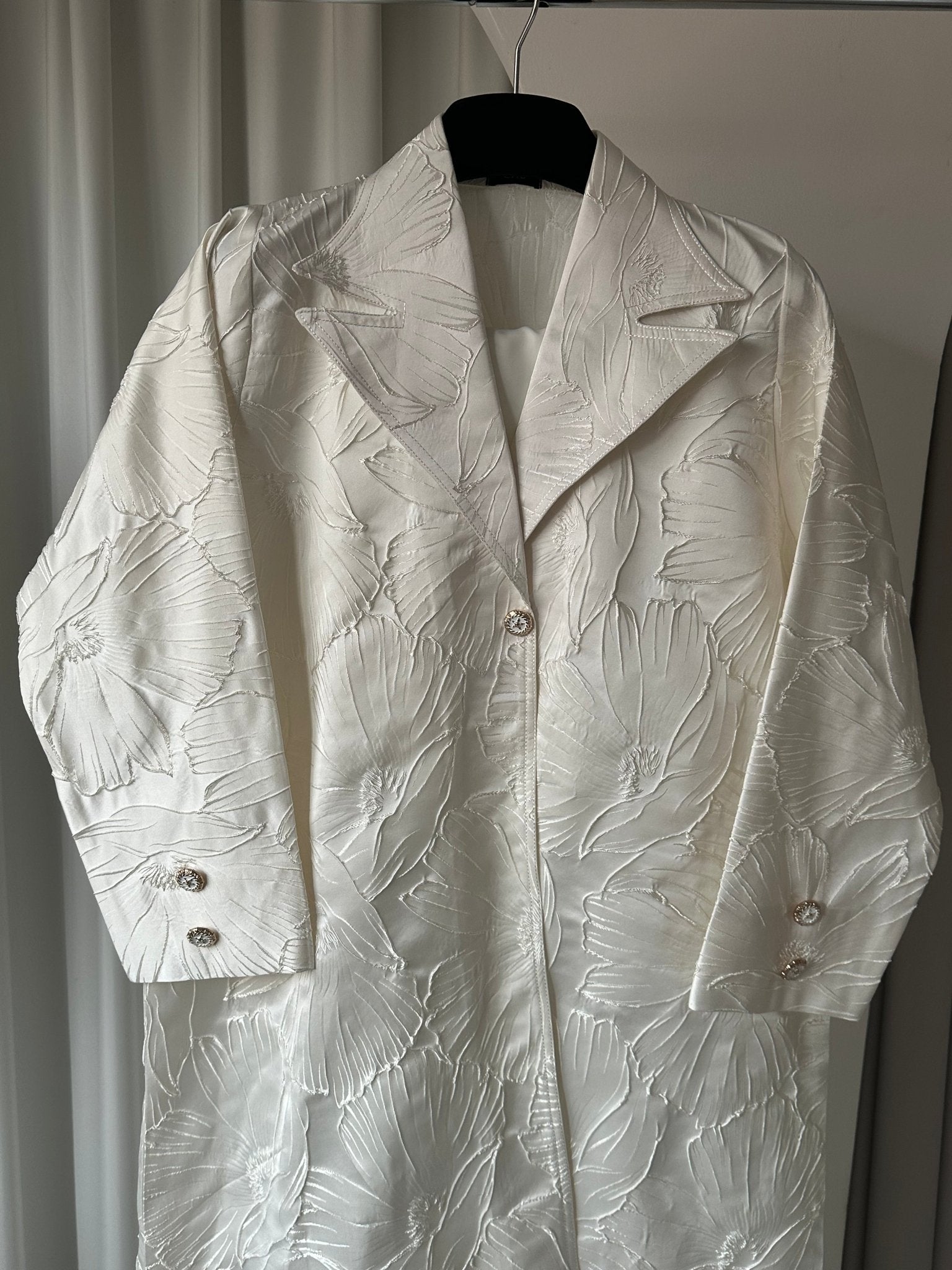 C 0622 Warm White Abaya