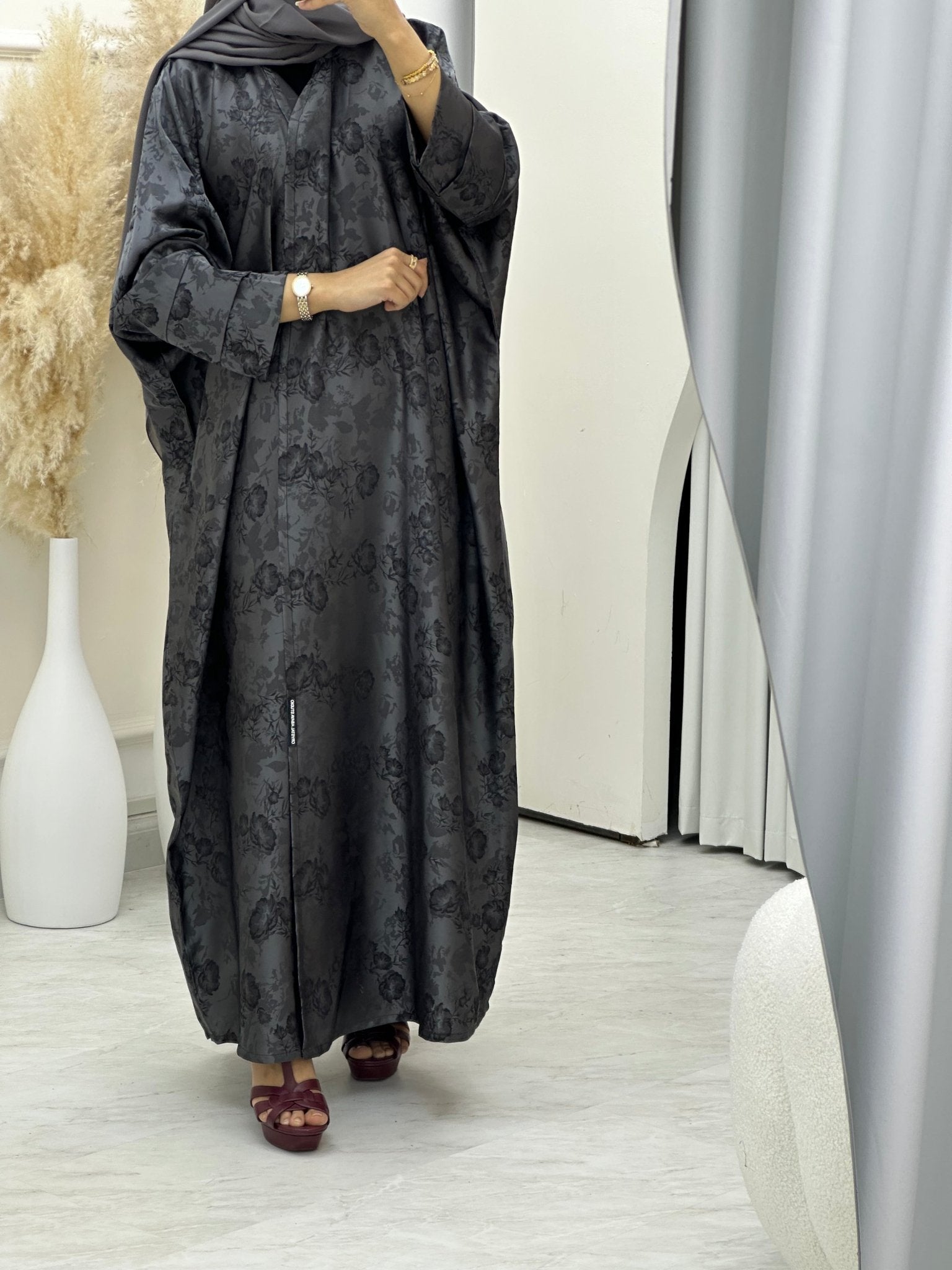 C 0633 - 04 Grey Bisht Floral Abaya