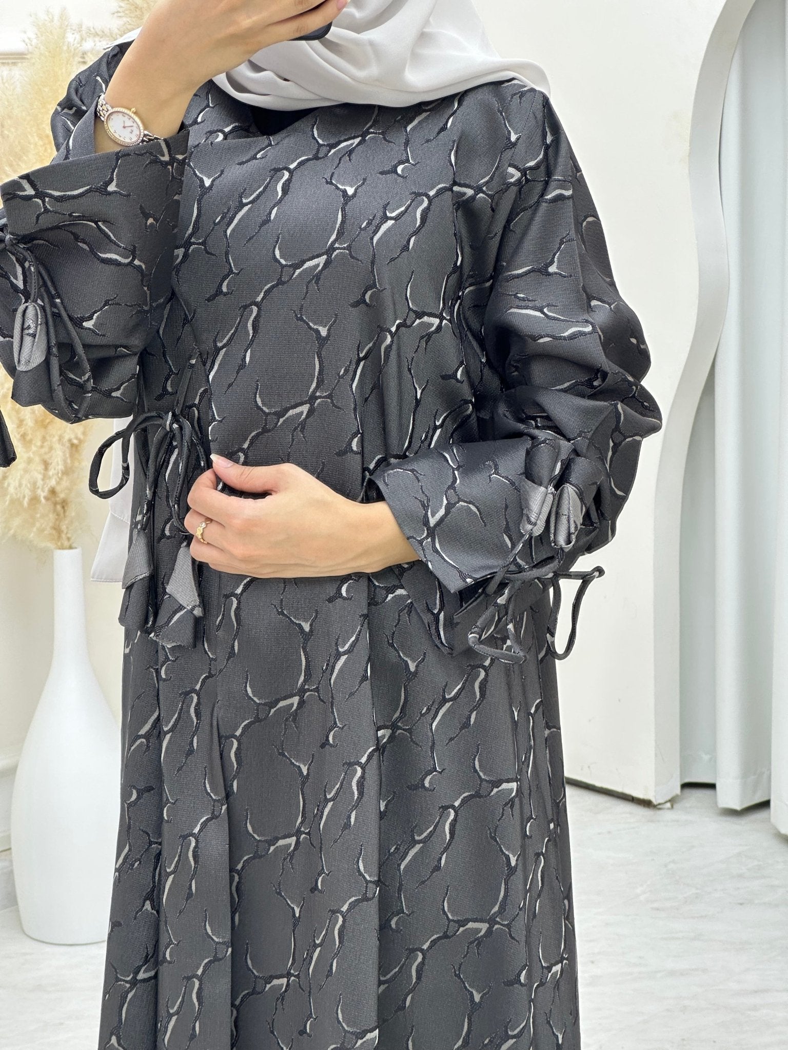 C 0634 - 03 Grey Ragged Abaya