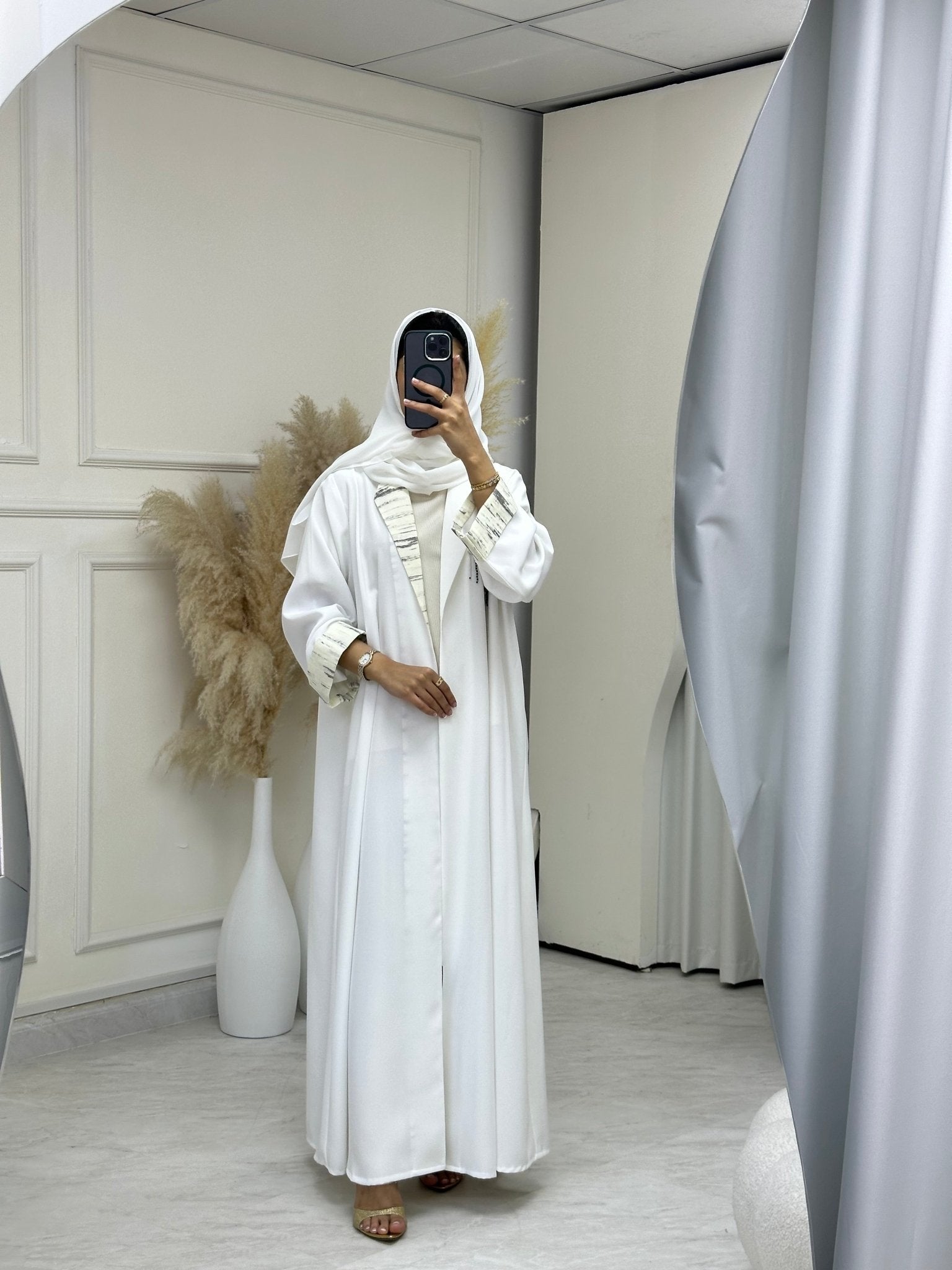 C 0678 White Abaya