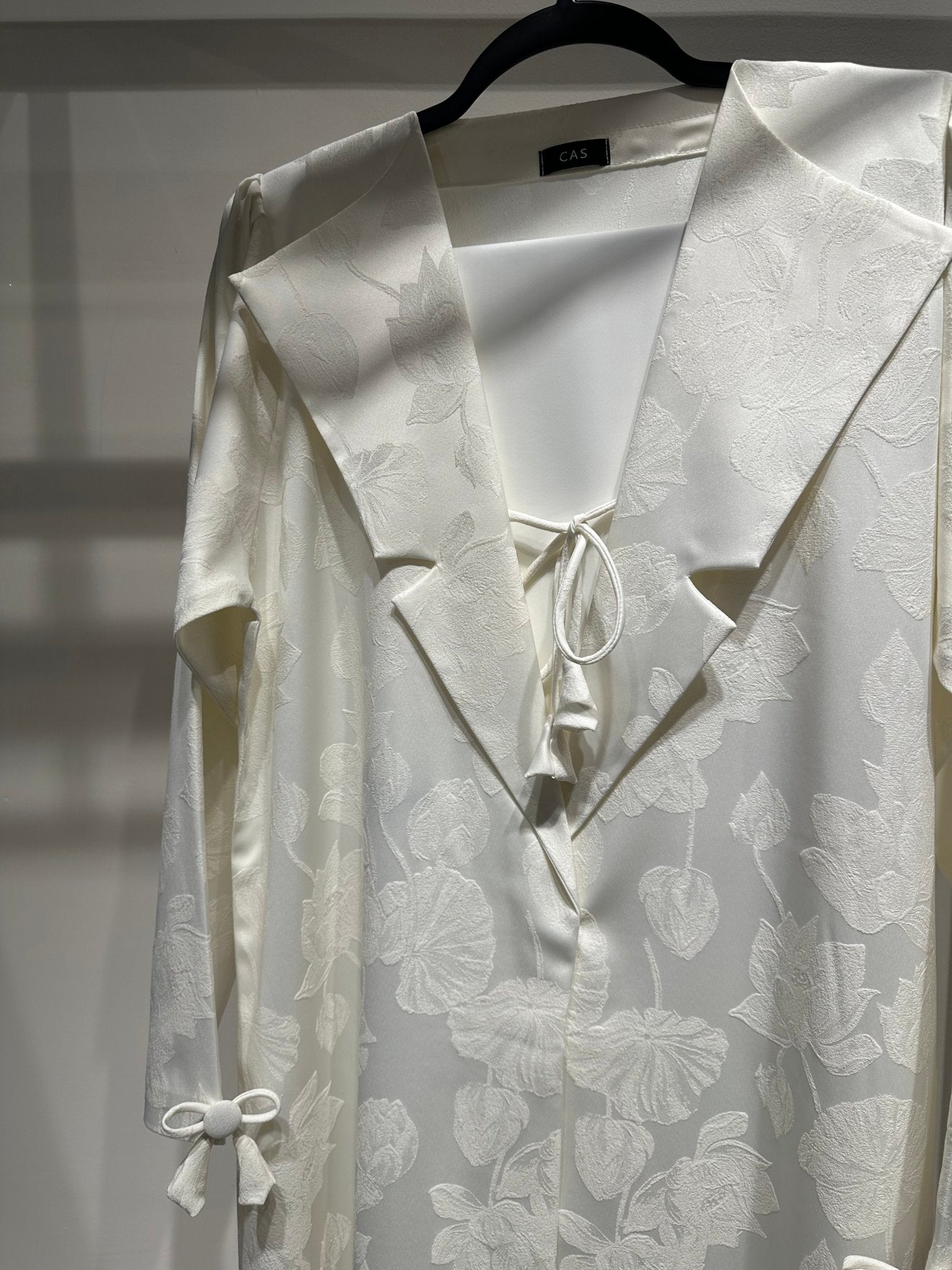 C 1416 - 05 White Coat Abaya