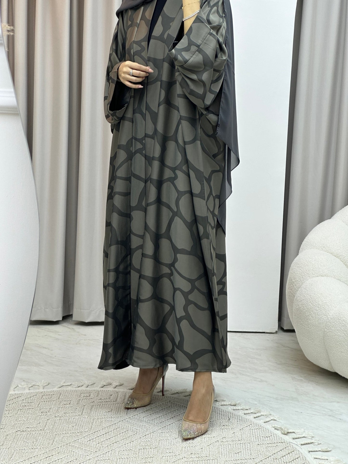 C Marble Geometric Bisht Beige Abaya