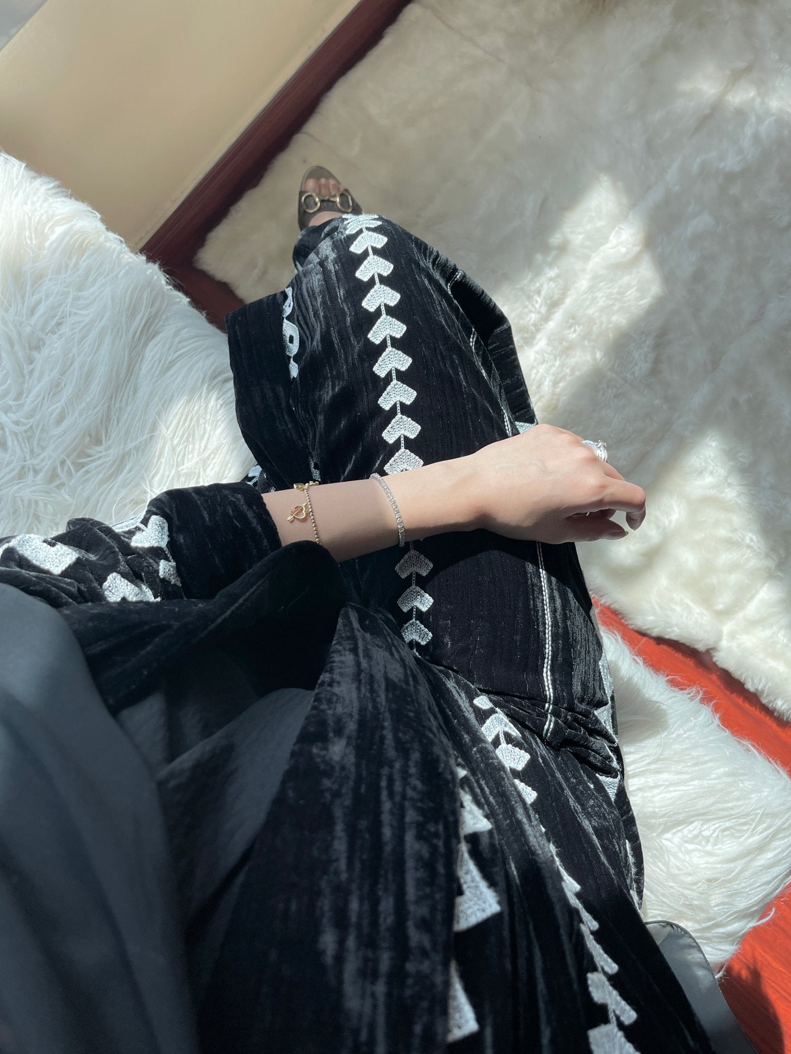 C - RTW - BlackWhite - Velvet - Abaya