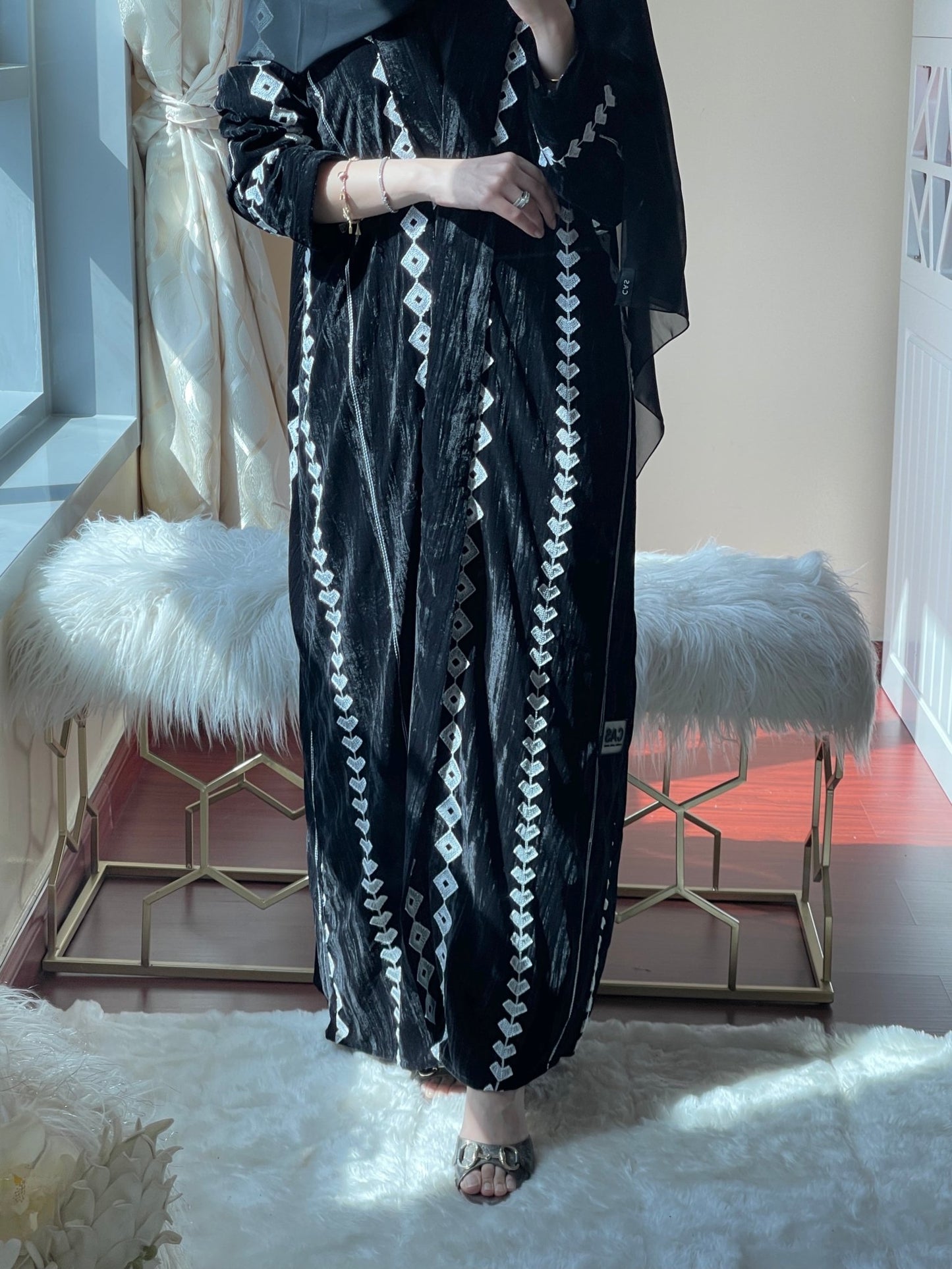 C - RTW - BlackWhite - Velvet - Abaya