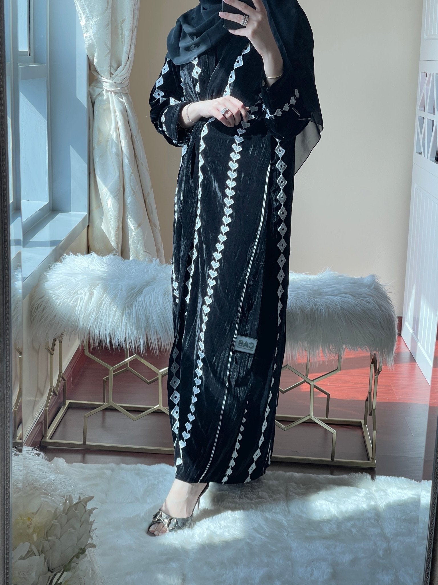 C - RTW - BlackWhite - Velvet - Abaya