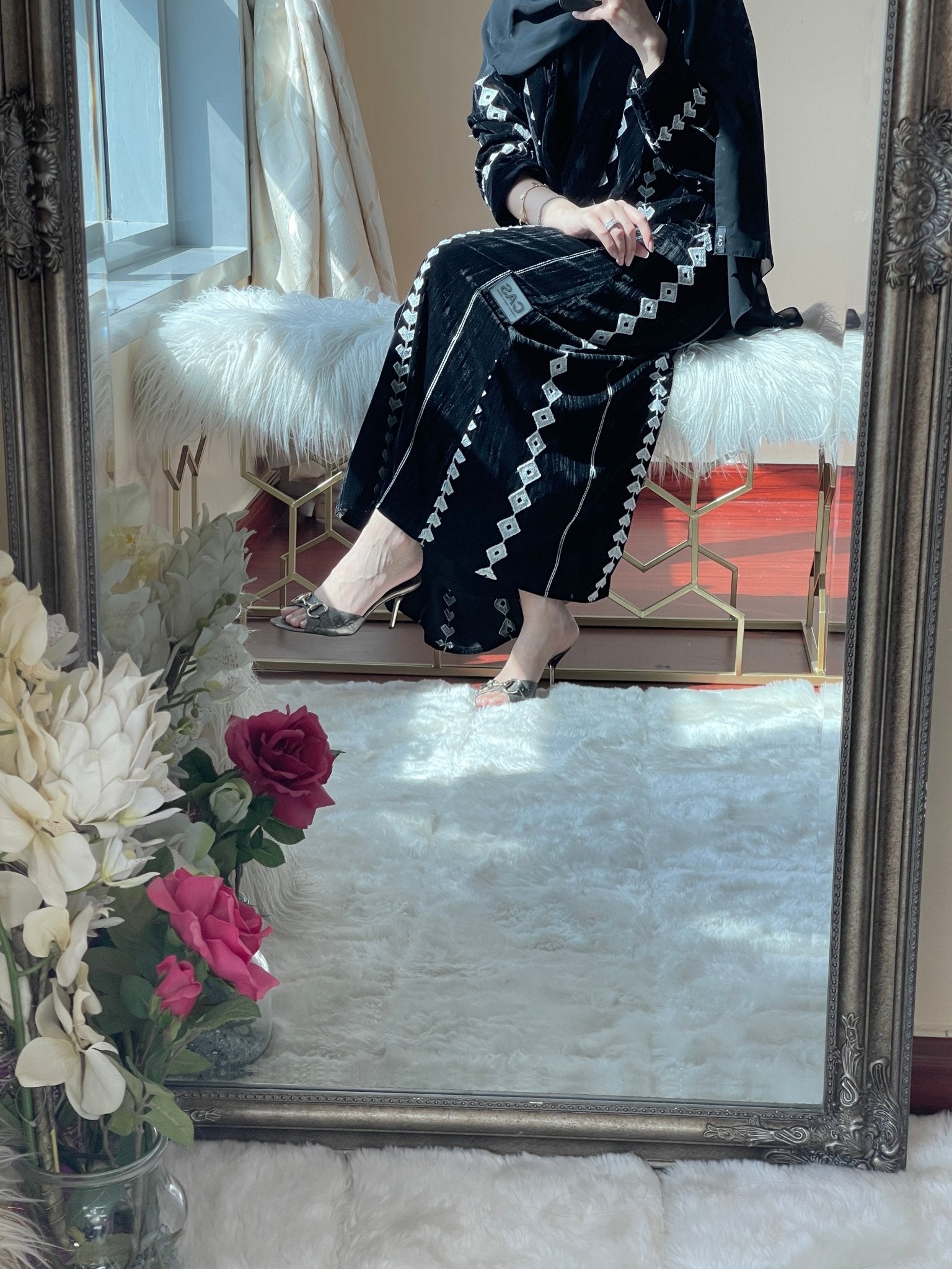 C - RTW - BlackWhite - Velvet - Abaya