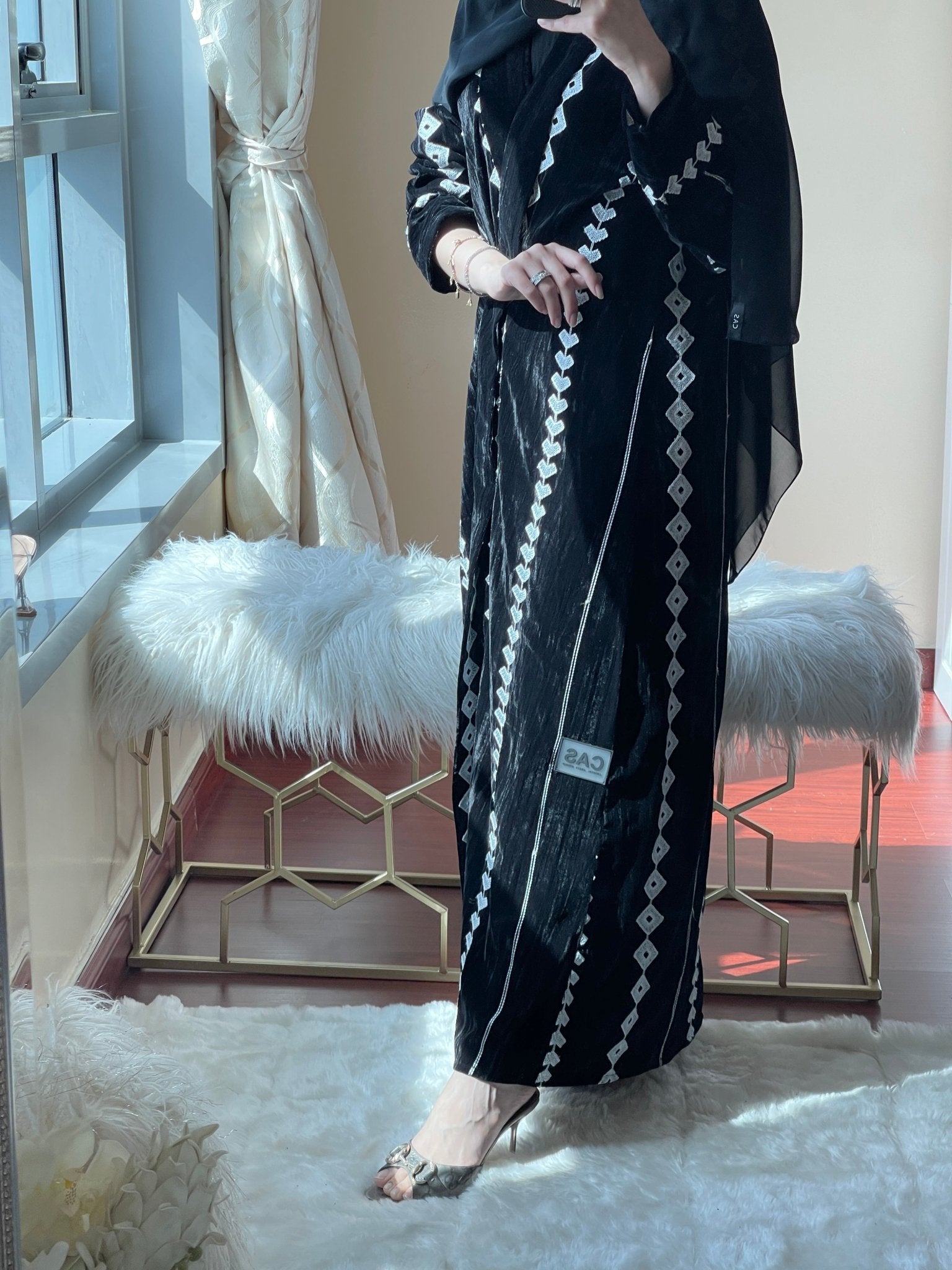 C - RTW - BlackWhite - Velvet - Abaya