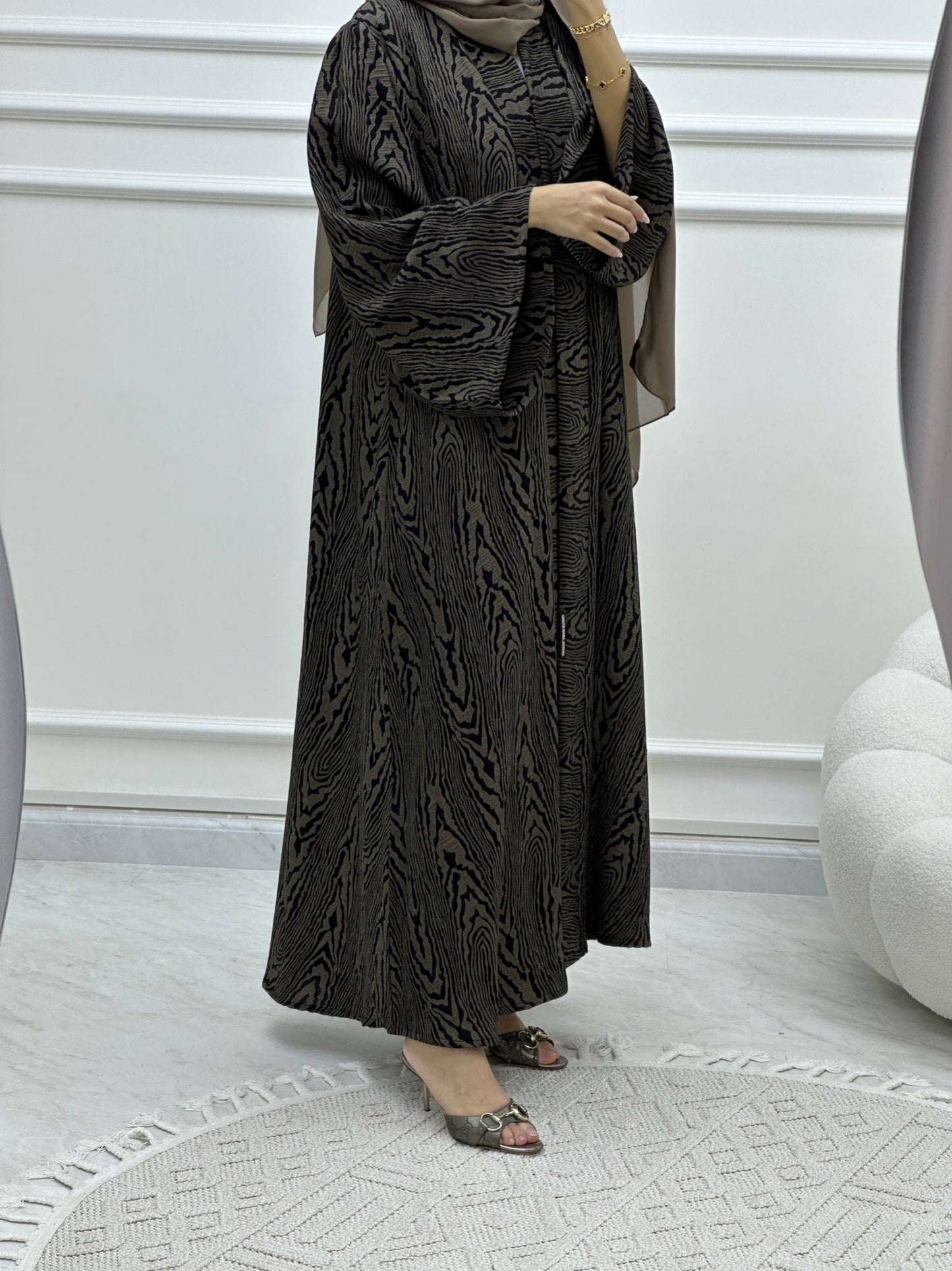 C Swirl Bisht Budget Beige Abaya