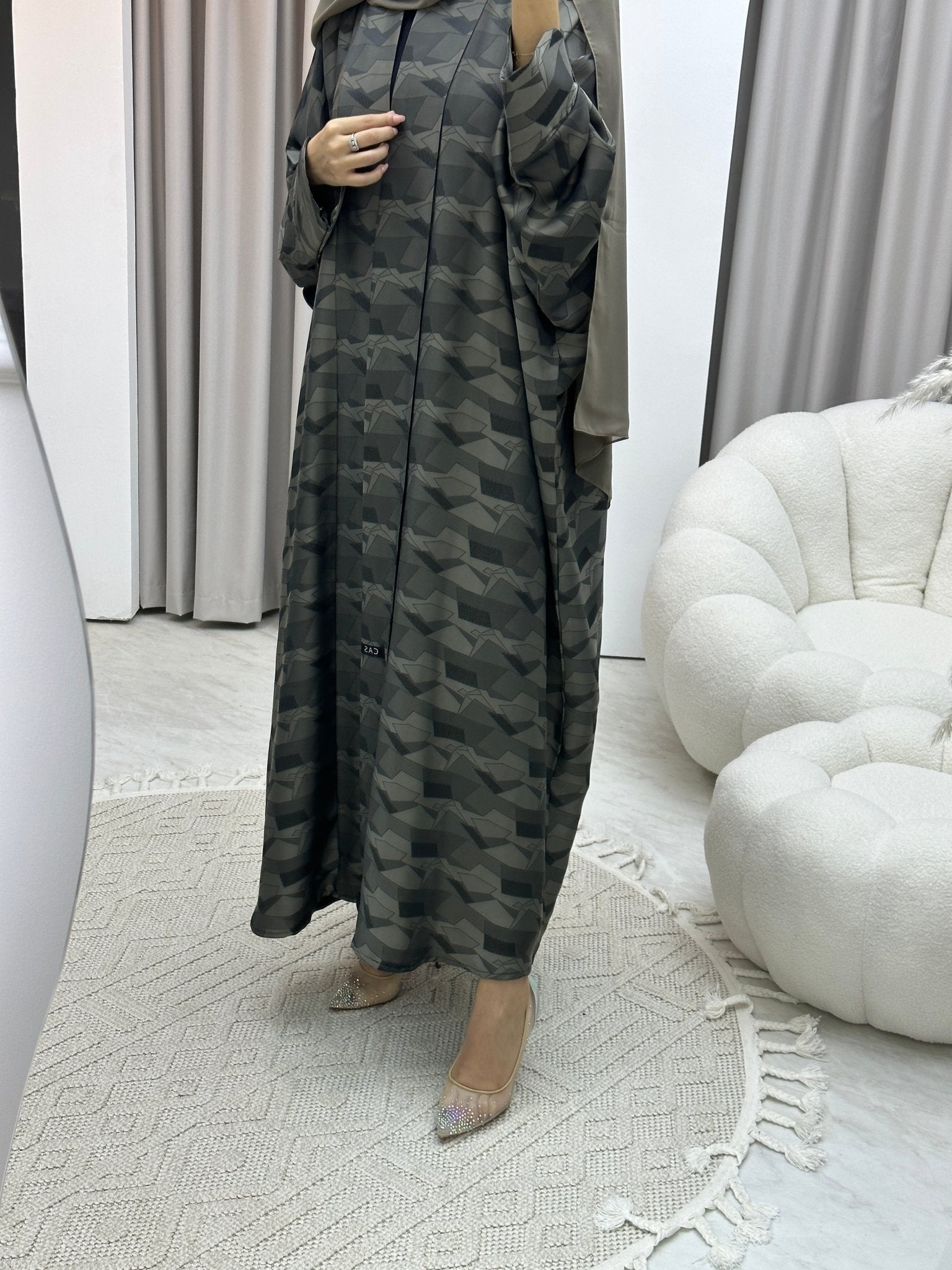 C Triangle Geometric Beige Bisht Abaya