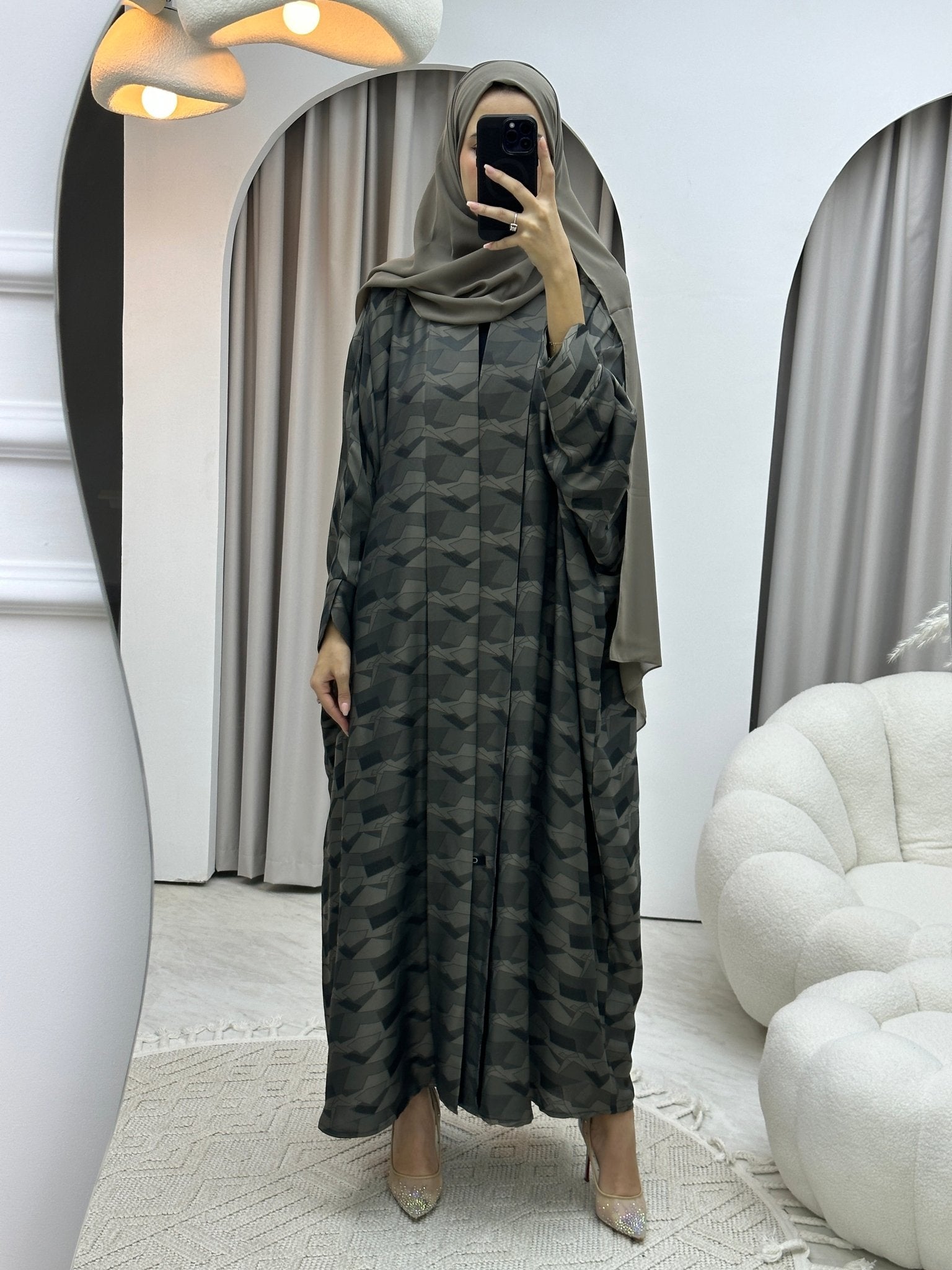 C Triangle Geometric Beige Bisht Abaya