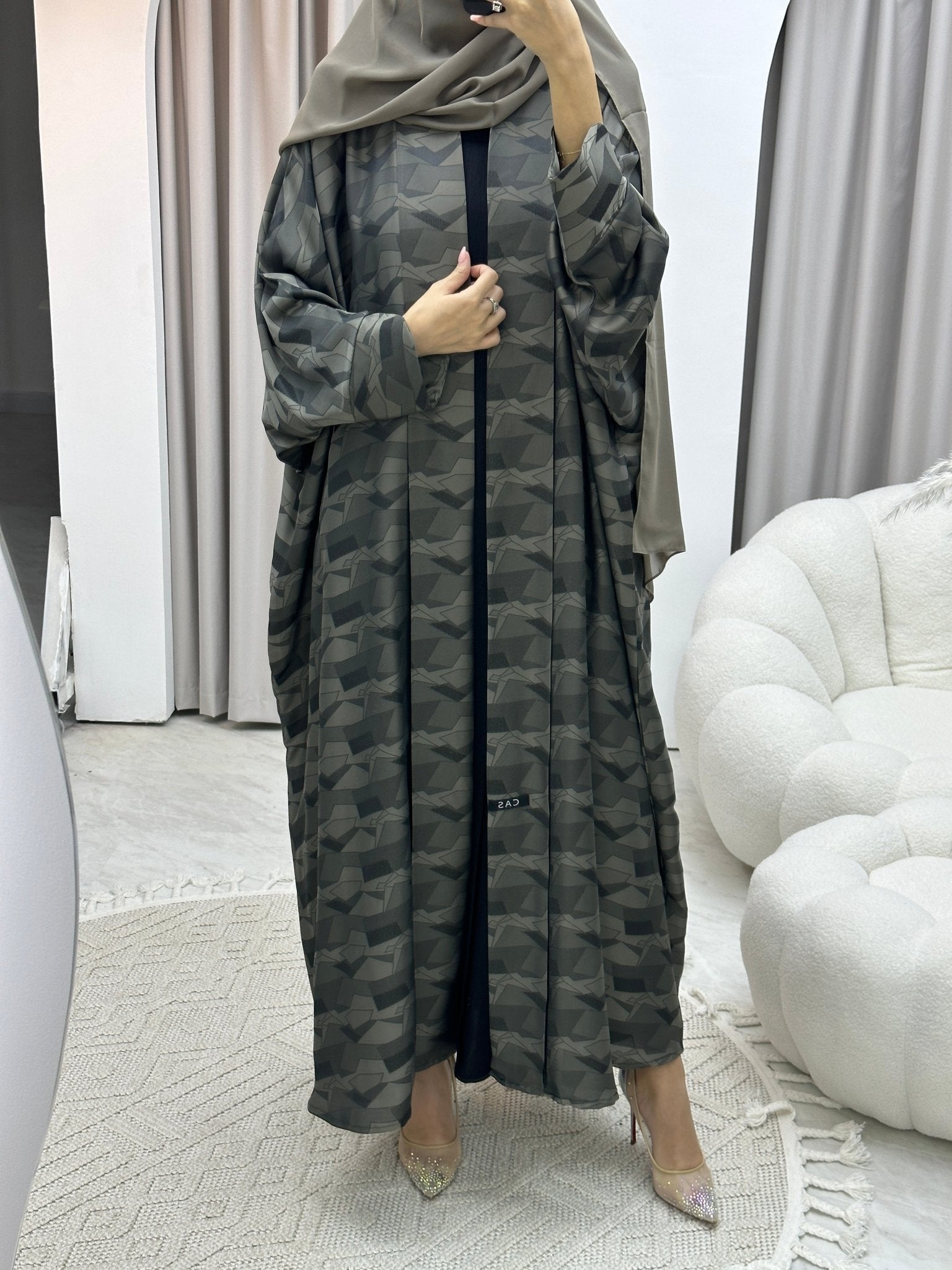 C Triangle Geometric Beige Bisht Abaya