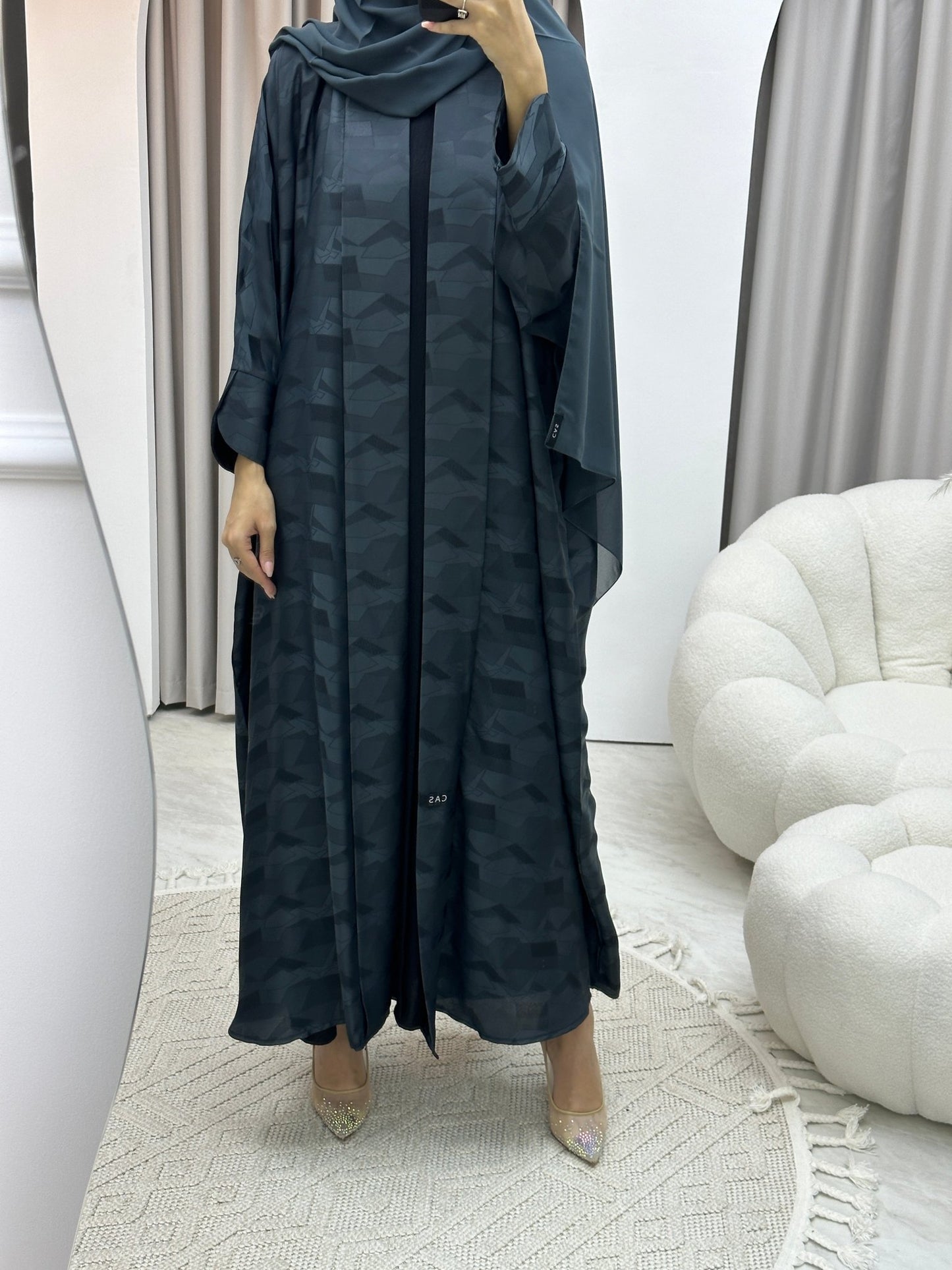 C Triangle Geometric Grey Bisht Abaya