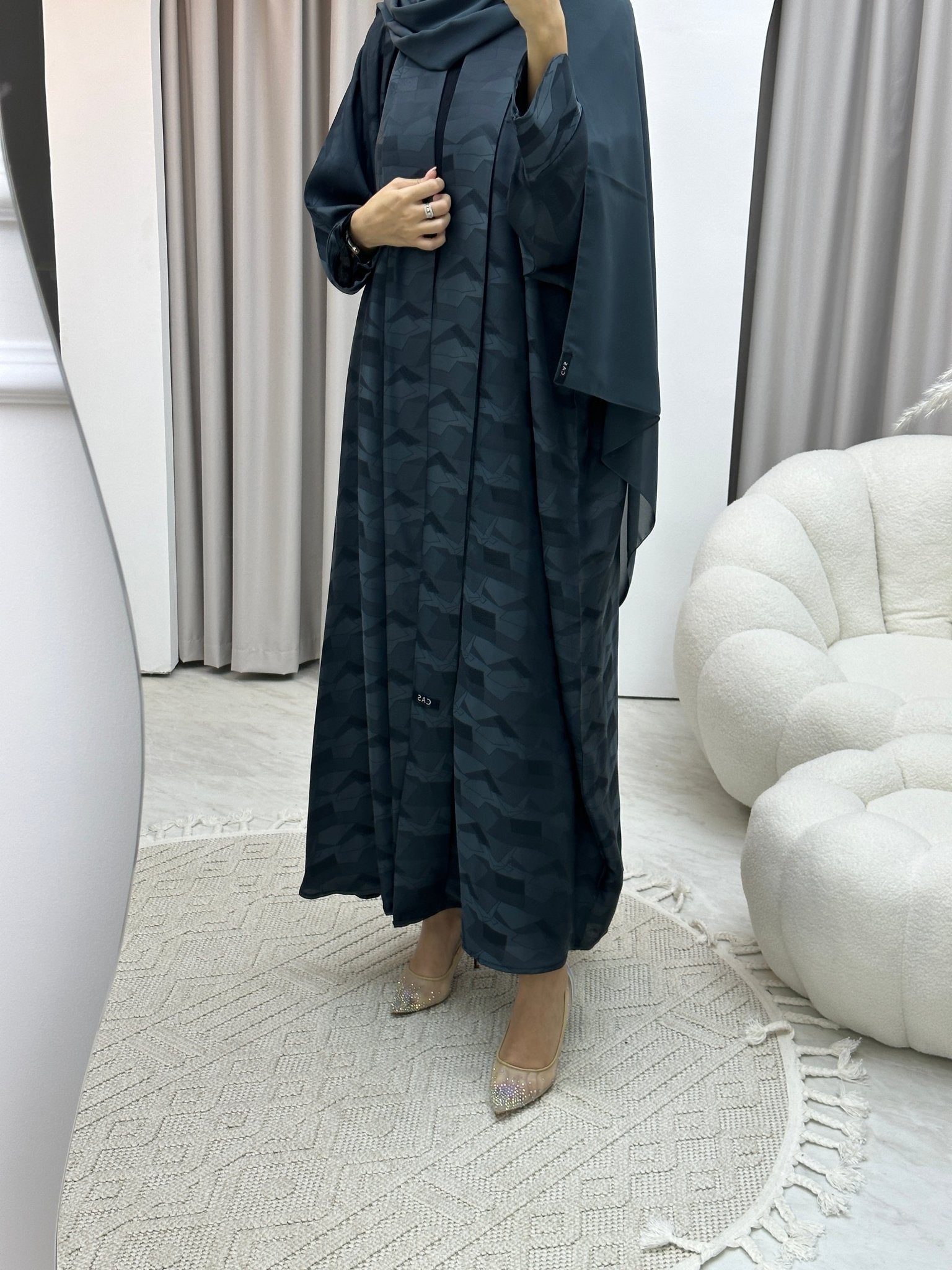 C Triangle Geometric Grey Bisht Abaya