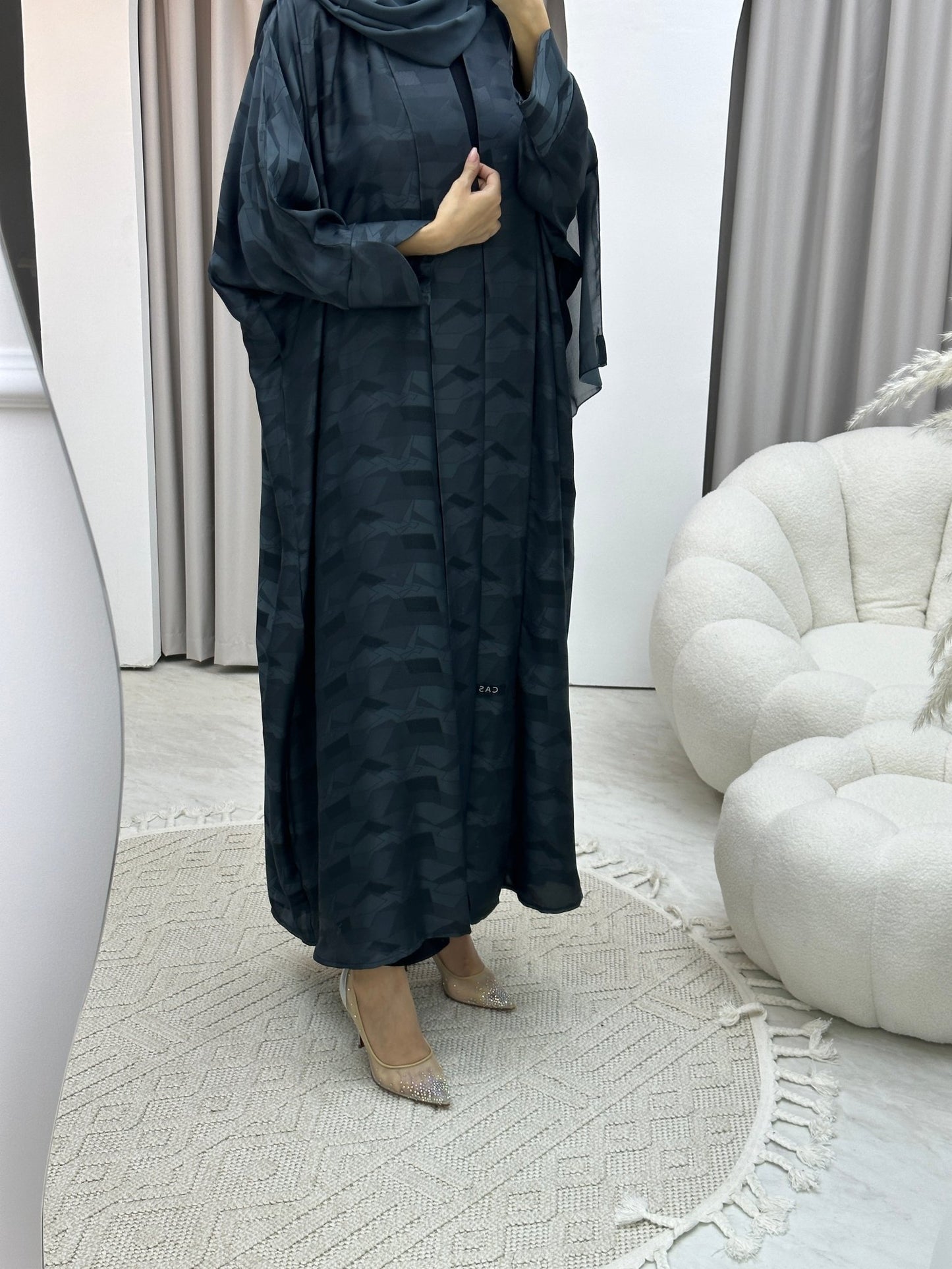 C Triangle Geometric Grey Bisht Abaya