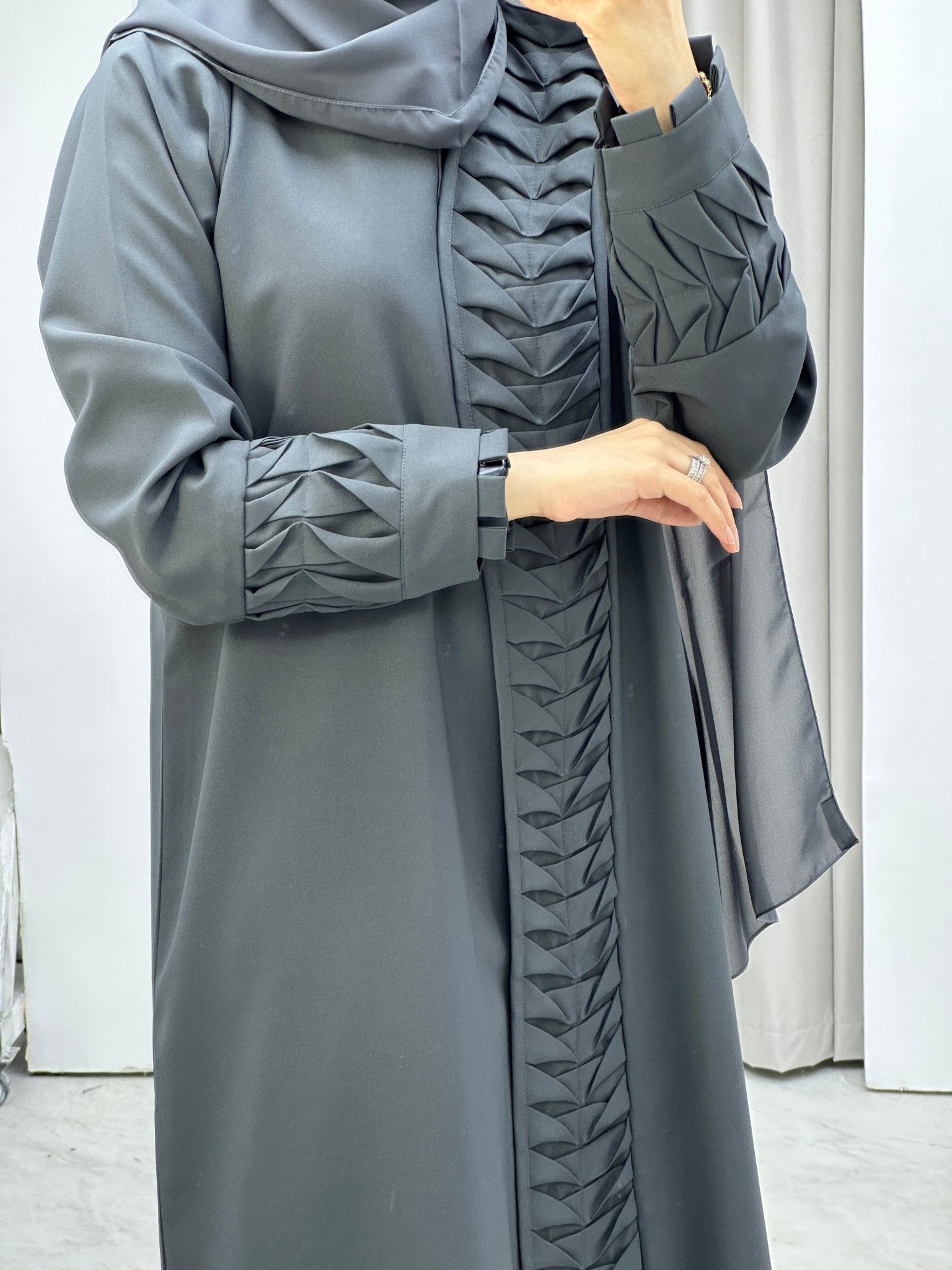 C Triangle Pleats Grey Abaya