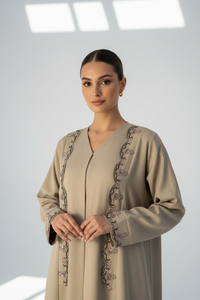 عباية مطرزة باللون البيج تعود إلى حوالي عام 1889  - XS / 50