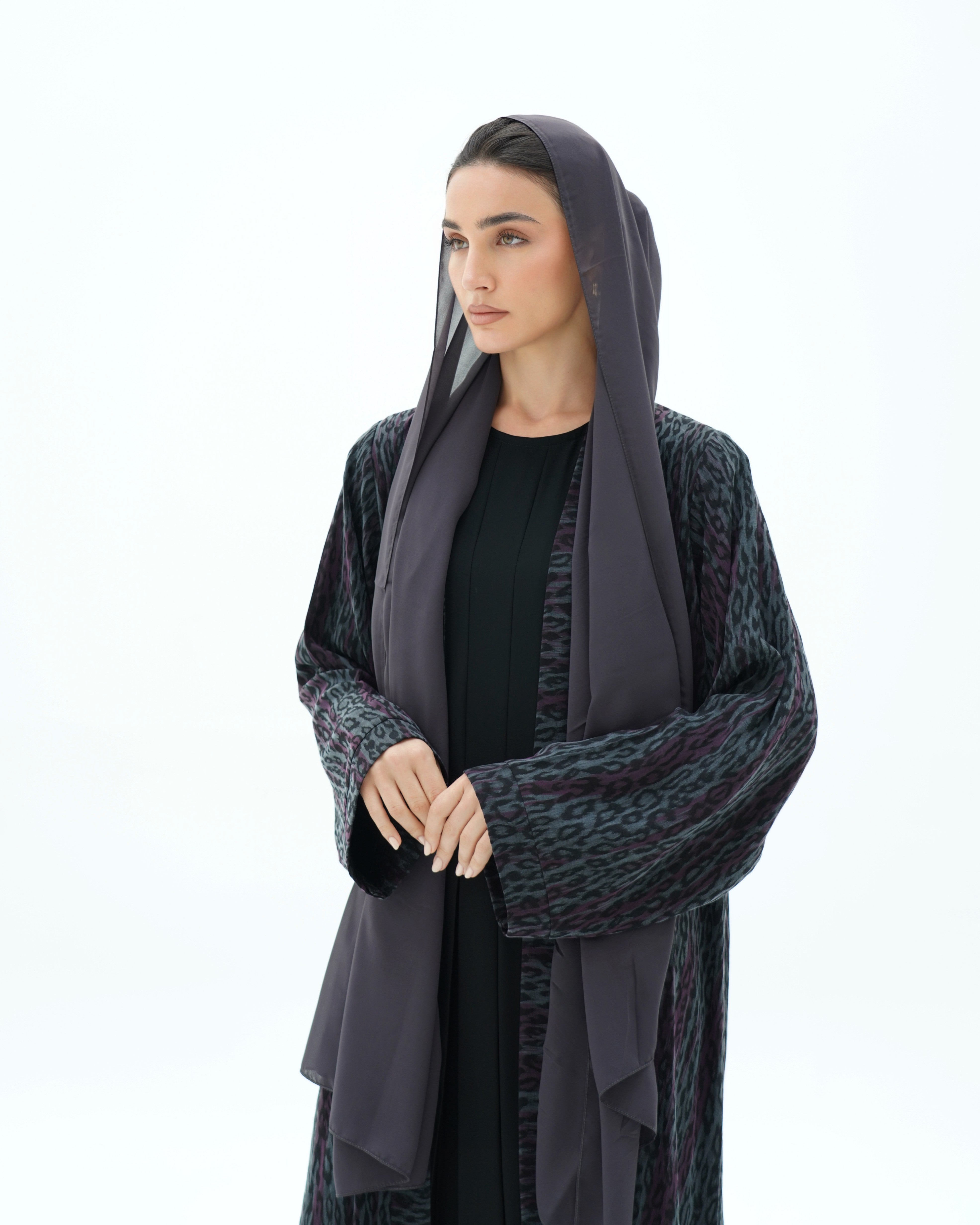 عباية رمادية فاتحة فاخرة C 1700