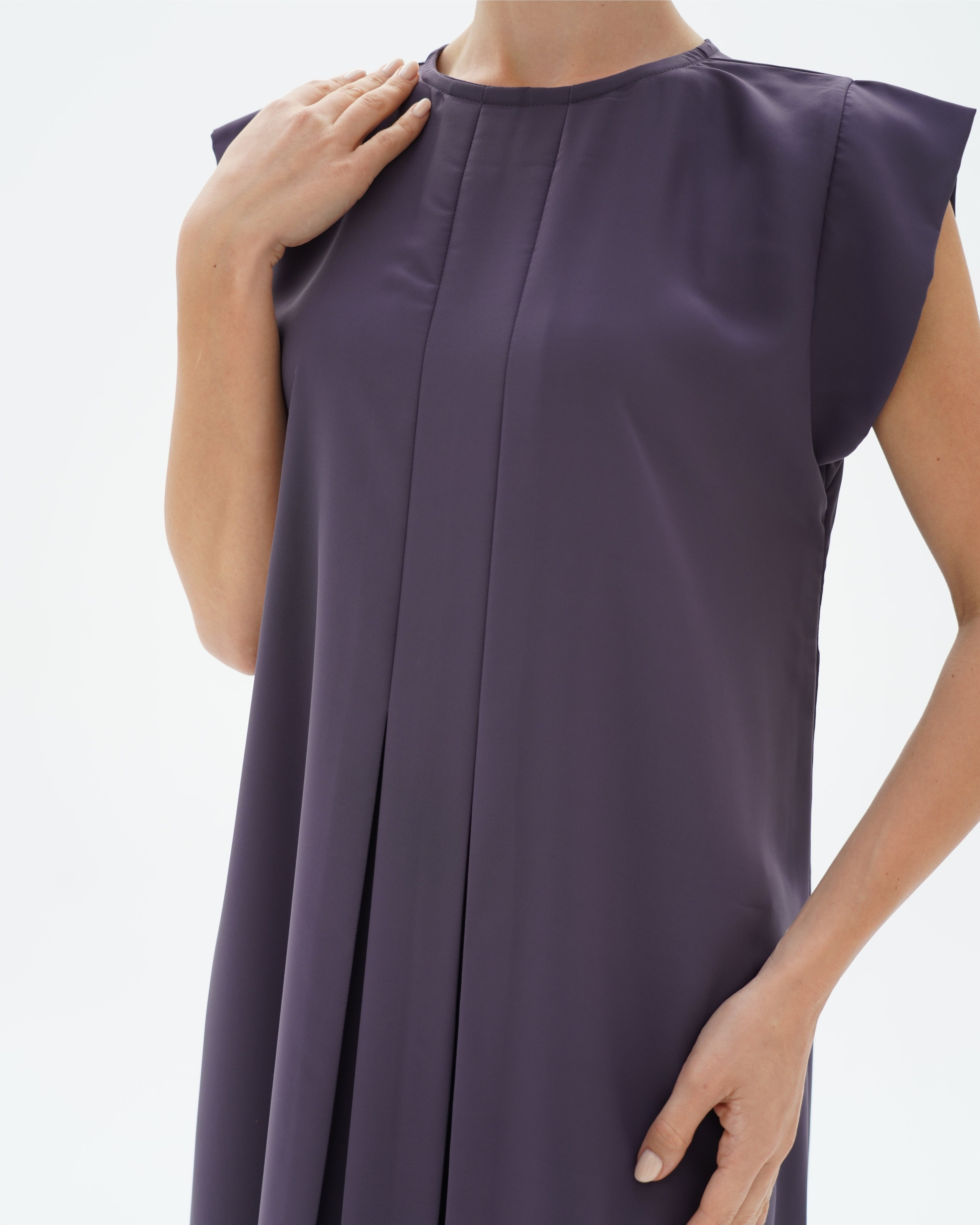 C 006-08 فستان عباية داخلي فاخر بلون رمادي فاتح مطوي